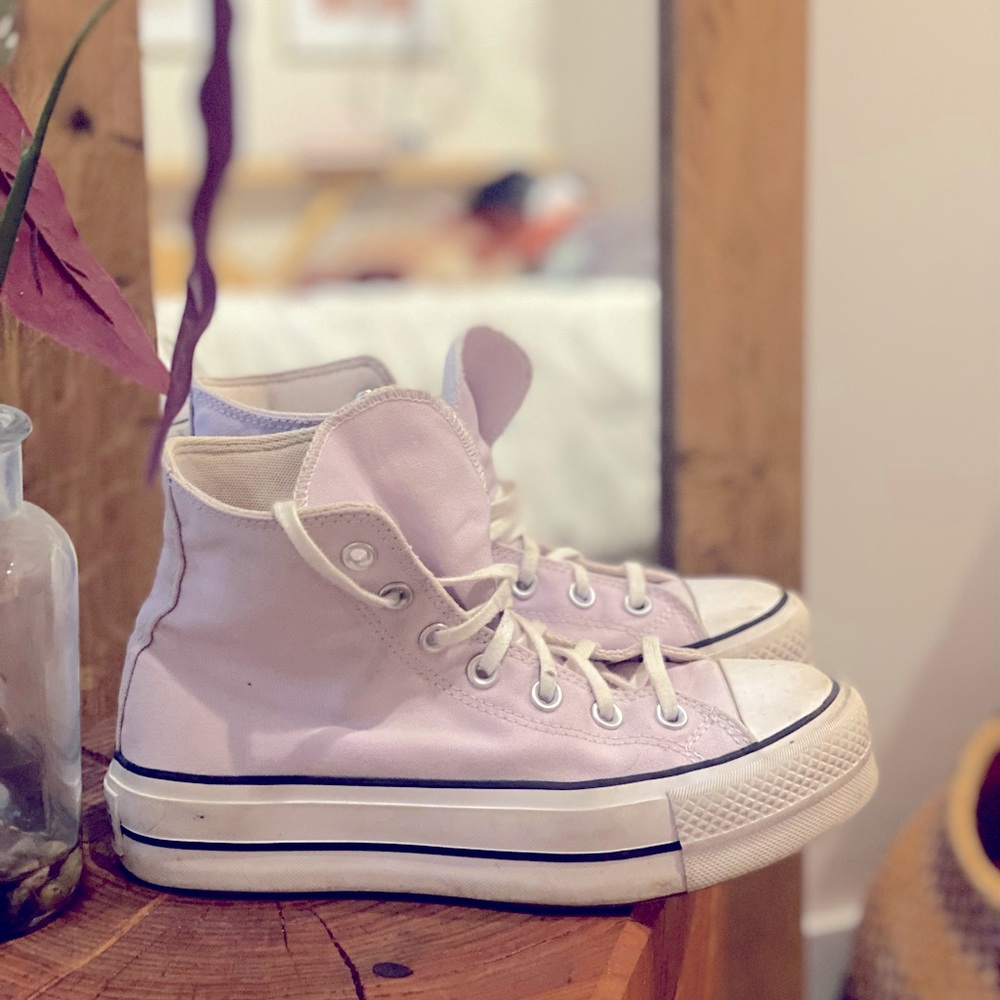 Women’s size 5 Converse Chuck Taylor platform high tops